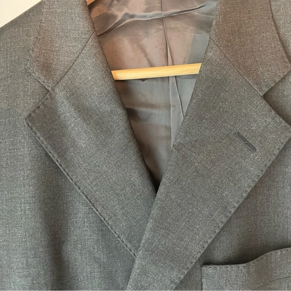 Hand-made Italian suit and is made from virgin wool rayon and cupro - Picture 1 of 7
